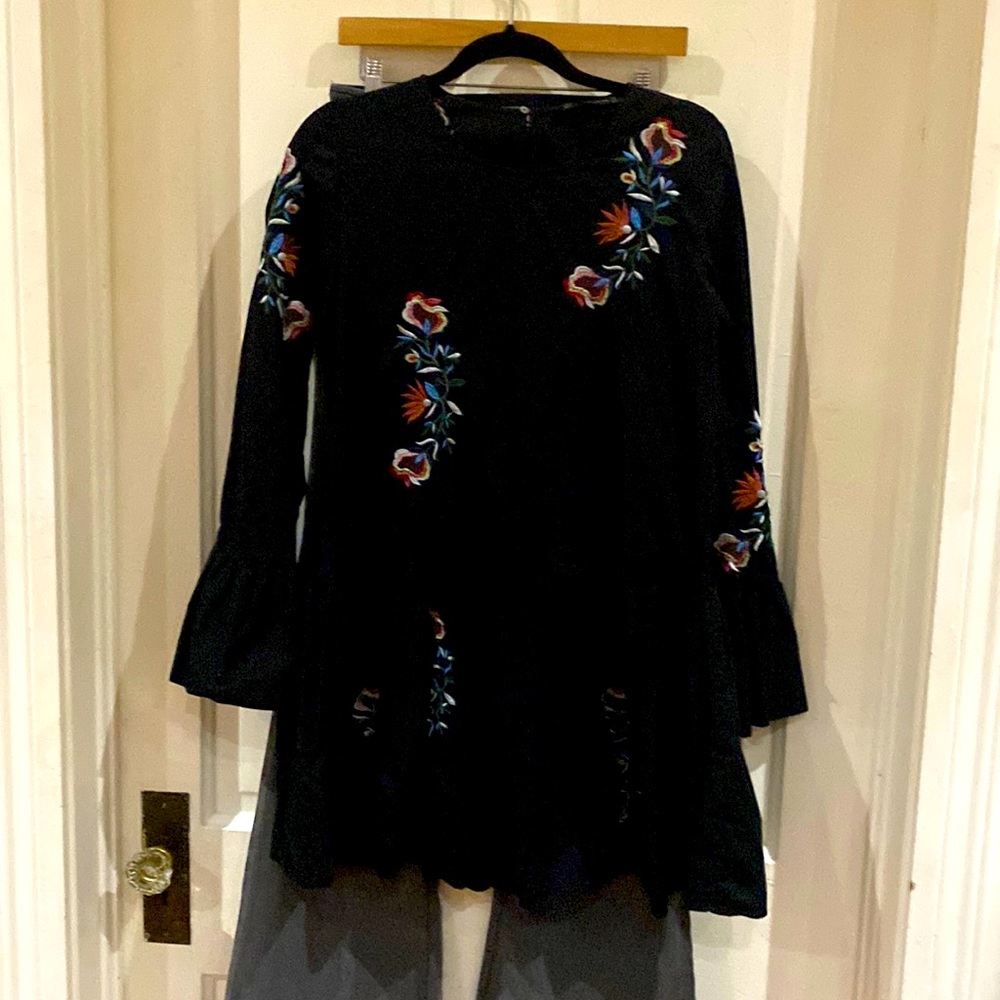 Black Zara Embroidered Floral Tunic Womens Size M with Bell Sleeves-Never Worn!